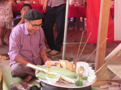 Thầy cúng đang làm lễ báo cáo thổ địa ở nhà trai là giờ đây có thêm một cô con dâu mới.