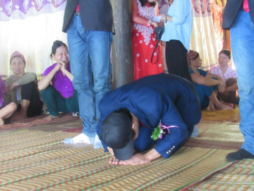 Để lấy được vợ, chú rể phải học cách lạy họ và trung bình lạy khoảng 30 lần.