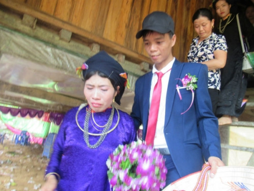 Cô dâu đang bước xuống nhà sàn.