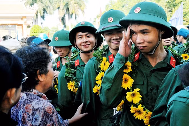 Chào mẹ, con lên đường nhập ngũ được giải huy chương đồng cho nội dung ảnh đơn (tác giả Huỳnh Mỹ Thuận, TP.HCM).