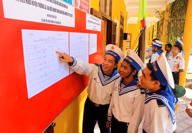 Các chiến sĩ Hải quân Trường Sa náo nức ngày hội bầu cử của tác giả Trần Lê Lâm (Đà Nẵng) đoạt huy chương đồng thể loại ảnh bộ.