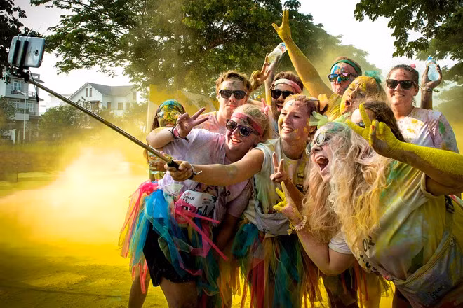 Tác phẩm Selfie trong lễ hội sắc màu Colour me run 2016 của tác giả Kiều Anh Dũng (TP.HCM), huy chương bạc ảnh đơn.