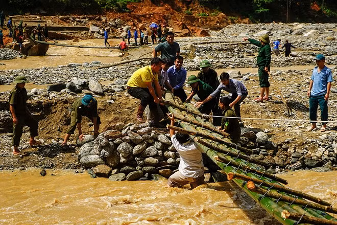 Tác phẩm Sau cơn lũ dữ của Phạm Bằng ghi lại hình ảnh người dân cùng lực lượng cứu hộ chung sức chung lòng khắc phục hậu quả của cơn lũ lịch sử tràn về thôn Sùng Hoảng (Phìn Ngan, Bát Xát, Lào Cai) đoạt HCV cuộc thi ở thể loại ảnh bộ.