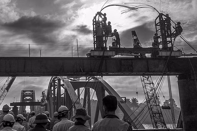 Tác phẩm Thi công cầu Ghềnh của Lò Văn Hợp (Đồng Nai) đoạt huy chương đồng thể hiện sự quyết tâm cao, chung sức chung lòng của công nhân ngành đường sắt rút ngắn thời gian thi công nối liền huyết mạch Bắc Nam sau khi cầu Ghềnh bị sập trước đó 3 tháng.