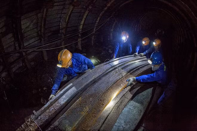 Nội dung ảnh đơn không có tác phẩm đoạt huy chương vàng. Huy chương bạc được trao cho tác phẩm Trong đường lò luyện tuynel Tây Khe Sim, Cẩm Phả, Quảng Ninhcủa tác giả Phạm Hoài Nam (Hà Nội).