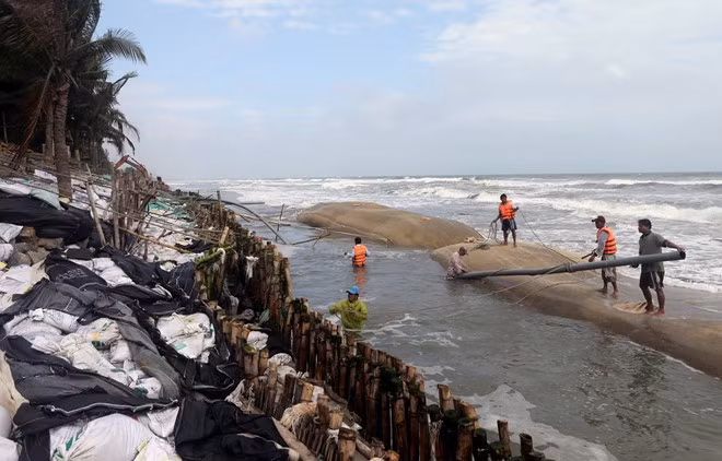 Tan hoang Cửa Đại của tác giả Tất Sơn (Hà Nội) giành huy chương bạc thể loại ảnh bộ, kể về hậu quả của biến đổi khí hậu, biển xâm thực sâu trong đất liền gây ảnh hưởng nghiêm trọng đến cuộc sống của người dân và thiệt hại lớn đến du lịch.