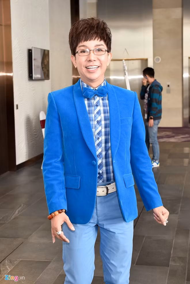 Long Nhật cho biết anh đã gấp rút đổi giờ bay vào TP.HCM để tham dự họp báo. Nam ca sĩ xứ Huế nhờ nhà tạo mẫu tóc làm cho "quả đầu lố nhất quả đất".