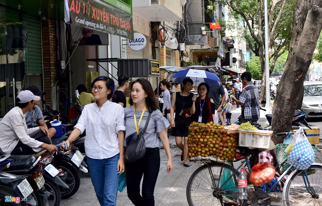 Bao quanh bởi nhiều khu cao ốc văn phòng nên các xe hàng rong bán trái cây, đồ ăn cũng xuất hiện phục vụ cánh công sở.