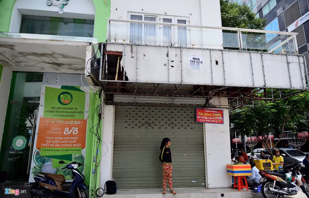 Tuy nhiên, hiện nay mặt tiền các tuyến đường của khu đất vẫn còn một số mặt bằng chủ nhân đang tìm kiếm người thuê. Một chủ cho thuê tiết lộ giá thuê một mặt bằng có diện tích 4x4 m trên đường Nguyễn Huệ là 7.000 USD/tháng.