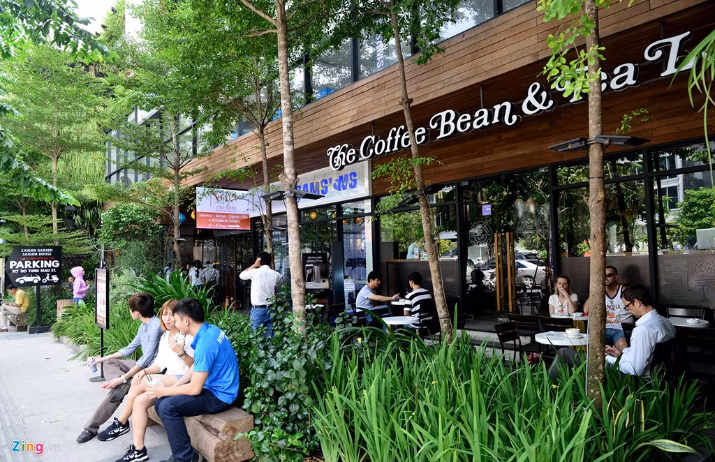 Một trong những quán cà phê nổi tiếng nằm trong khu đất vàng ở phố đi bộ được thiết kế nhiều không gian xanh nổi bật.
