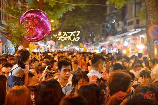 Bên trong phố cổ, đặc biệt là các tuyến phố Hàng Mã, Hàng Lược, Lương Văn Can… luôn chật cứng người.