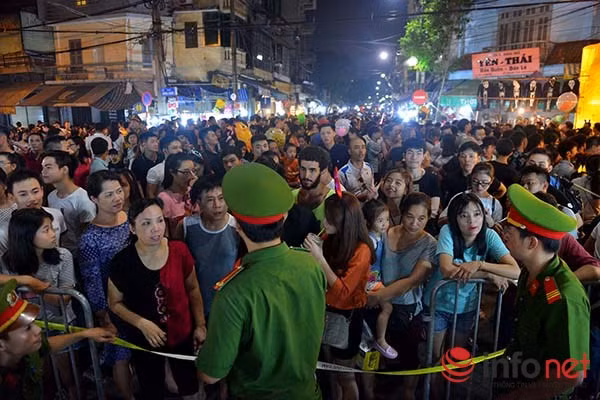 Lực lượng chức năng đã phải rất vất vả để điều hành "biển người" di chuyển.