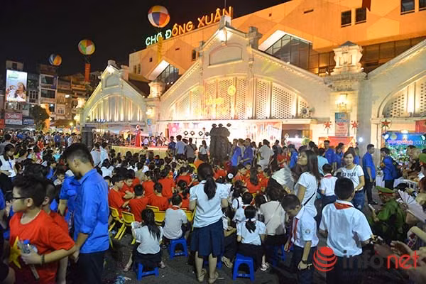 Khu vực thu hút mọi người nhất vẫn là phố cổ Hà Nội với nhiều hoạt động truyền thống, mang đậm bản sắc của một Tết Trung thu cổ truyền.