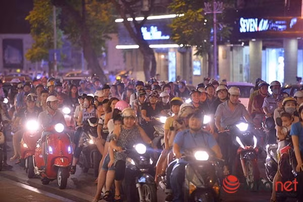 Theo quan sát của phóng viên Infonet, tại các tuyến đường như Hàng Bài, Bà Triệu, Đinh Tiên Hoàng… các phương tiện gặp rất nhiều khó khăn khi di chuyển.