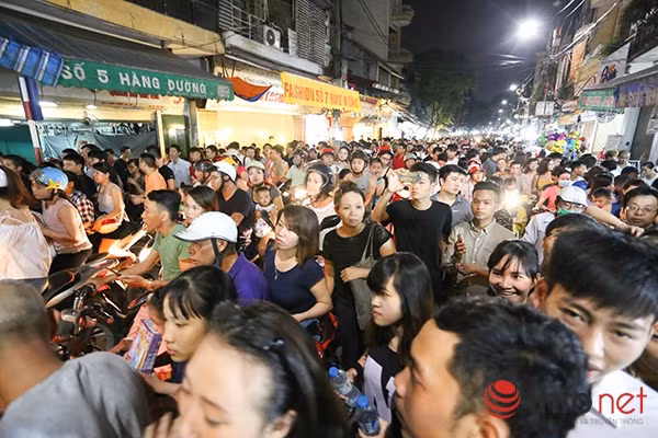Tối qua (15/9), người dân Hà Nội đã đổ ra đường để đi chơi Tết Trung Thu.