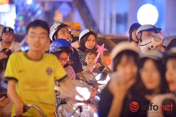 Tuy nhiên, do lượng người đổ về quá lớn khiến phố cổ Hà Nội và các tuyến phố xung quanh bị ùn tắc nghiêm trọng.