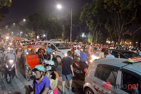 Nhiều phương tiện không di chuyển được nên đã phải dừng hẳn lại giữa đường để chờ đến lúc đường vắng.