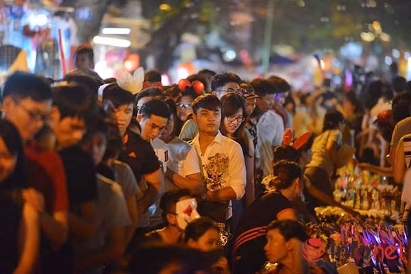 Mọi người phải nhích từng bước ngắn để di chuyển giữa biển người.