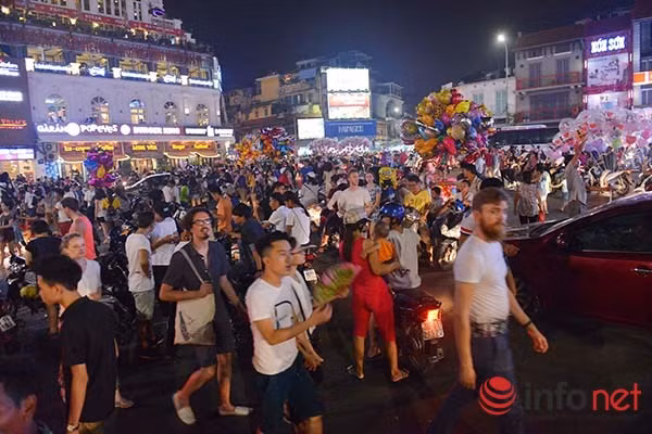 Khu vực Quảng trường Đông Kinh Nghĩa Thục không còn một khoảng trống nào dành cho các phương tiện mặc dù không phải là tối dành cho phố đi bộ.