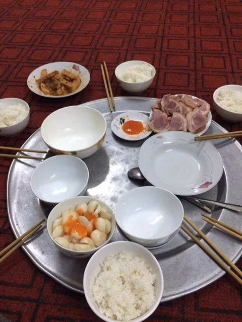 Chet ngat mam com nha ban trai khi dua nguoi yeu ve ra mat