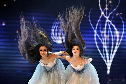 Dương Lệ Bình cùng cháu gái từng thực hiện động tác xoay tròn liên tục trong nhiều tiếng trong một chương trình chào năm mới 2014.