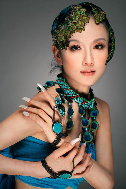 Hàng chục năm làm diễn viên múa giúp nữ nghệ sĩ Dương Lệ Bình giữ được vóc dáng thon thả, thanh thoát. Dù đã xấp xỉ tuổi lục tuần nhưng "công chúa Khổng Tước" (biệt danh của Dương Lệ Bình") vẫn có thể thực hiện điêu luyện các động tác khó mà không gặp bất kỳ trở ngại nào. Cơ thể cô duy trì được sự dẻo dai đáng ngạc nhiên.