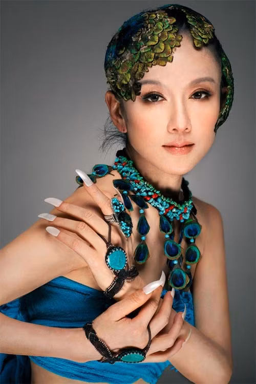 Hàng chục năm làm diễn viên múa giúp nữ nghệ sĩ Dương Lệ Bình giữ được vóc dáng thon thả, thanh thoát. Dù đã xấp xỉ tuổi lục tuần nhưng "công chúa Khổng Tước" (biệt danh của Dương Lệ Bình") vẫn có thể thực hiện điêu luyện các động tác khó mà không gặp bất kỳ trở ngại nào. Cơ thể cô duy trì được sự dẻo dai đáng ngạc nhiên.