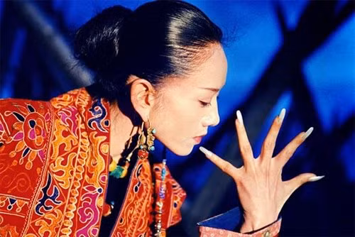 Chế độ dinh dưỡng là một bí quyết giữ dung nhan bên cạnh việc tập luyện chăm chỉ ở bất cứ độ tuổi nào. Cô tiết lộ bí quyết quan trọng nhất là đã bỏ ăn cơm và những thực phẩm đường bột trong nhiều năm để giữ cân nặng 45 kg. Việc không ăn cơm cũng giúp Dương Lệ Bình tươi trẻ, không nếp nhăn, không mụn. Ngoài ra bữa ăn của cô còn chứa nhiều món rau như mướp đắng, cải xào và ăn nhiều hoa quả.