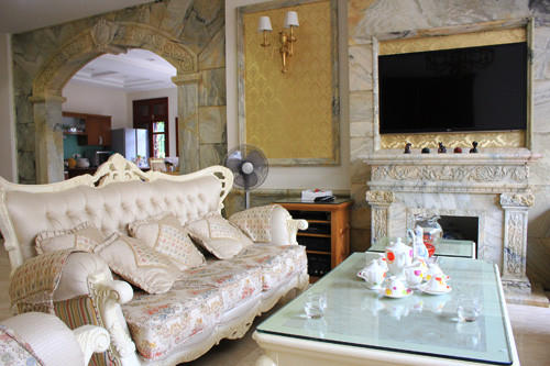 Kiến trúc đá được vợ chồng chị Khanh sử dụng rất nhiều vì theo anh chị, phong cách kiến trúc này không bao giờ là lỗi thời. Chị Khanh cho biết, toàn bộ đá được anh chị sử dụng trong biệt thự đều là đá nguyên khối và khi thi công phải sử dụng đến cần cẩu để cẩu lên bởi sức người không thể nâng được.