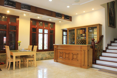 Thẳng với phòng khách chính là khu vực quầy bar và bàn uống nước cùng hệ thống âm thanh hiện đại.