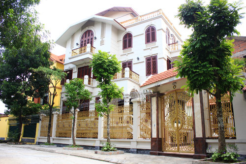 Với tổng diện tích đất là 324m2, trong đó diện tích thực của ngôi nhà là 145m2. Phần đất còn lại được vợ chồng chị Khanh sử dụng làm sân vườn, tiện cho việc sinh hoạt ngoài trời của gia đình. Chia sẻ với chúng tôi, chị Khanh cho biết, sau khi mua ngôi biệt thự đã được hoàn thành phần thô, anh chị đã phải phá đi hoàn toàn đẻ xây lại theo đúng ý thích của mình. Do yêu thích kiến trúc Pháp cổ nên anh chị đã phải mời bằng được KTS Hoàng Đạo Kính – người am hiểu về kiến trúc Pháp và là KTS chủ trì cuộc trùng tu nhà hát lớn vào thập kỷ 90 của thế kỷ trước tham gia thiết kế cho căn biệt thự của mình. Toàn bộ công tác xây dựng diễn ra trong hơn một năm và được hoàn thiện vào đầu tháng 3 năm nay.