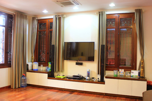 Kệ đồ phía cuối phòng đơn giản nhưng hài hòa.