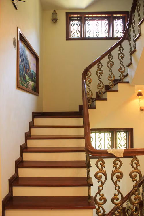 Cầu thang rộng rãi với những bức tranh trang trí hút mắt.