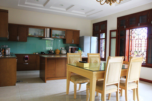 Phòng bếp đơn giản mà vẫn tiện nghi.