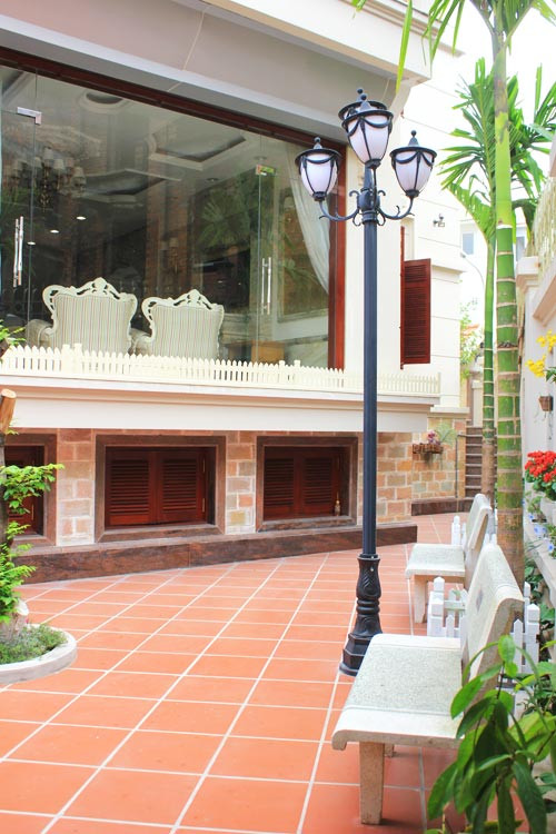 Một góc sân vườn trong ngôi biệt thự sang trọng.