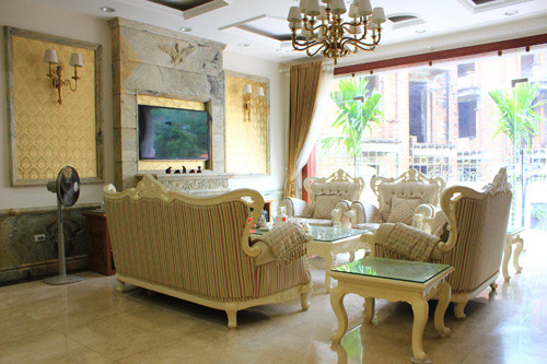 Phòng khách với thiết kế hiện đại theo phong cách Pháp với bức tường kính để hứng ánh sáng.