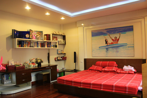 Phòng ngủ rộng rãi với màu trắng kem nhã nhặn.