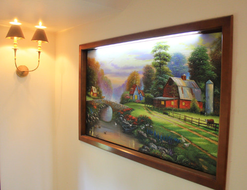 Điểm nhấn ở khu vực cầu thang là những bức tranh trang trí rất có hồn được anh chị đặt vẽ.