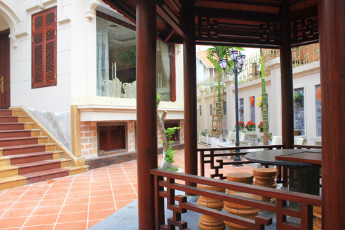 Khu vực sân vườn được đặt 1 chiếc chòi để gia đình tụ tập ăn uống ngoài trời cũng như để anh Đại ngồi đánh cờ với bạn bè những lúc rảnh rỗi.