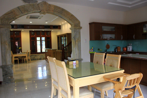 Từ bàn ăn có thể nhìn thẳng ra khu vực quầy bar, khi nấu ăn, chị có thể dễ dàng để mắt đến các con chơi đùa.