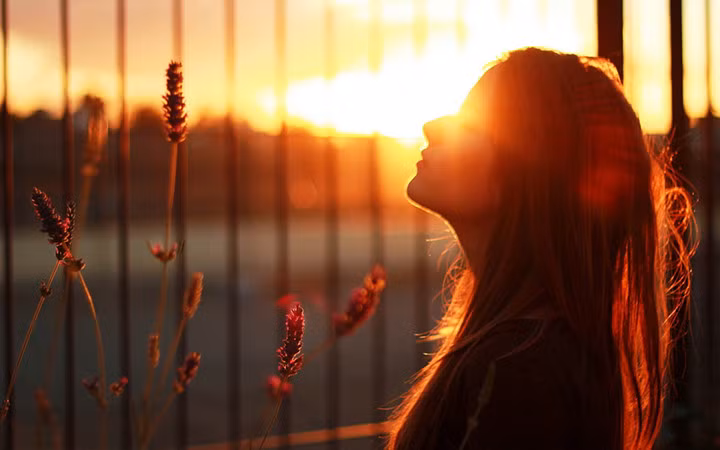 Sống cuộc đời của những người khác: Khi bạn sống cuộc đời của những người khác, sống cho những mơ ước của họ chứ không phải cho chính bạn, bạn sẽ chẳng bao giờ tìm thấy niềm hạnh phúc. Vì thế, hãy sống là chính mình, sống cho những đam mê của chính mình và sống cho những điều khiến bạn thấy hạnh phúc.