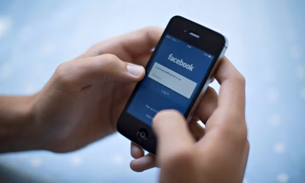 So sánh cuộc sống của bạn với những người bạn biết trên mạng xã hội: Một điều quan trọng bạn nên nhớ là Facebook và mạng xã hội không phải lúc nào cũng cho bạn thấy toàn bộ sự thật. Do đó, hãy sống cho cuộc đời thật của bạn, trân trọng những gì mình đang có và nỗ lực hết mình để đạt được mục tiêu. Hạnh phúc, cuối cùng sẽ mỉm cười với bạn.