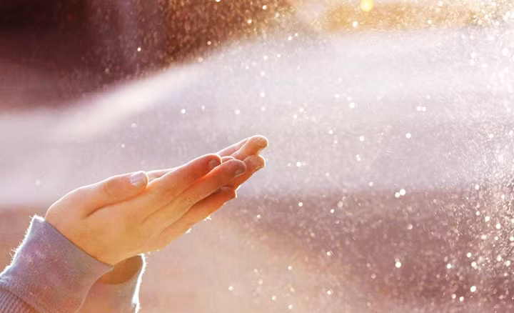 Những suy nghĩ tiêu cực: Đây chính là lý do ngăn cản bạn khỏi hạnh phúc. Dĩ nhiên, bạn không thể ngay lập tức dừng những suy nghĩ tiêu cực và chỉ nghĩ đến những điều tích cực nhưng hãy luyện tập. Thay vì chỉ quan tâm đến mặt xấu, hãy nghĩ tới cả những mặt tốt và tìm kiếm giải pháp. Bạn sẽ nhanh chóng thoát khỏi nguồn năng lượng tiêu cực và vui vẻ trở lại.