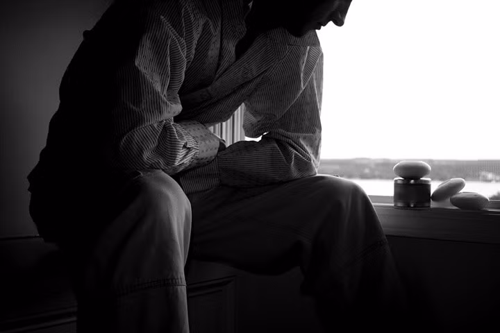 Thiếu những khoảng lặng trong cuộc sống: Khi bạn quá bận rộn để suy nghĩ về công việc bạn ghét, những thất bại trong cuộc sống, những mối quan hệ không trọn vẹn… thì bạn không còn thời gian và tâm trí để nghĩ về những điều hạnh phúc nữa. Hãy dành cho bản thân khoảng lặng để tĩnh tâm và sống cho những phút giây hạnh phúc hiện tại thay vì nghĩ quá nhiều về tương lai hay quá khứ.