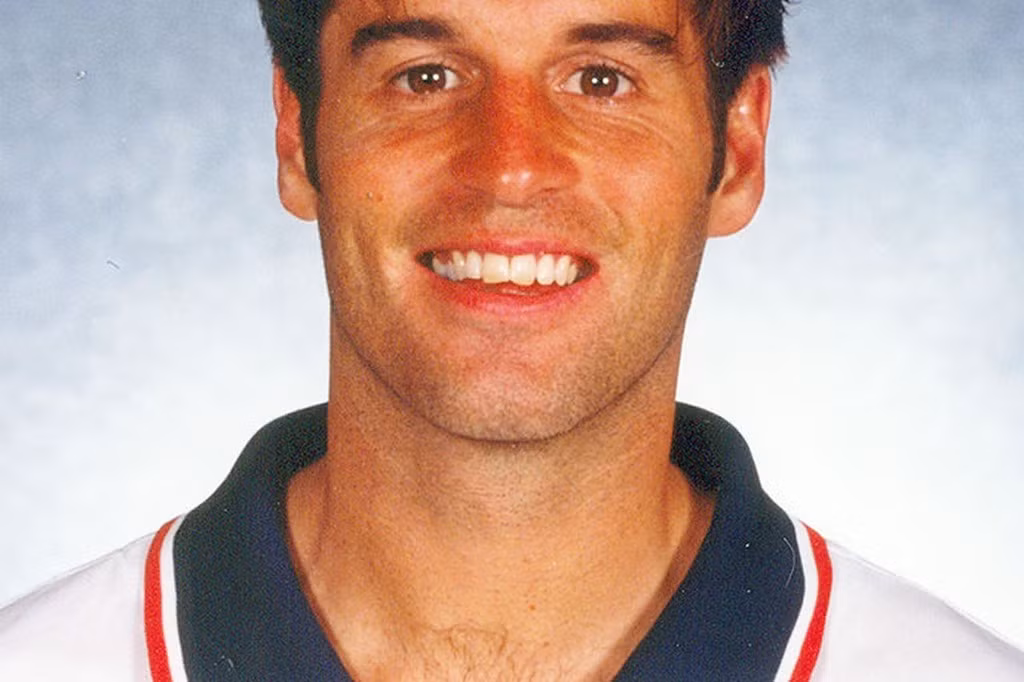 8. John Harkes: Ngay trước thềm World Cup 1998, HLV tuyển Mỹ khi đó là ông Steve Sampson đuổi thẳng cổ đội trưởng John Harkes về nhà. HLV Steve chỉ tiết lộ lý do chung chung là “vấn đề quản lý đội ngũ”. Thời bấy giờ, John Harkes cực kỳ được trọng vọng, người hâm mộ tặng ông biệt danh “đội trưởng suốt đời”. Sau đó ít lâu, sự thật được hé lộ: John có quan hệ bất chính với vợ của đồng đội Eric Wynalda. Ngay lập tức, vụ việc vỡ lở đã làm cặp vợ chồng Eric đi đến quyết định chia tay.