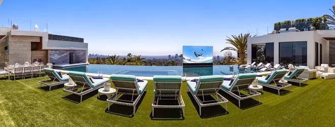 Bể bơi vô cực nơi diễn ra những bữa tiệc ngoài trời.