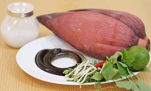 Ngac nhien dieu than ky khi an hoa chuoi