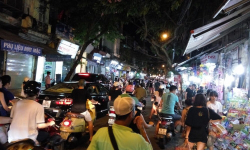 Hoạt động mua bán đồ chơi ngày 1/6 diễn ra sôi động.