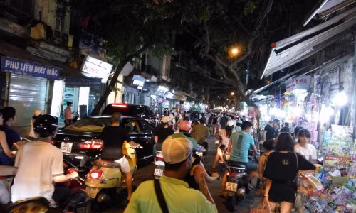 Hoạt động mua bán đồ chơi ngày 1/6 diễn ra sôi động.