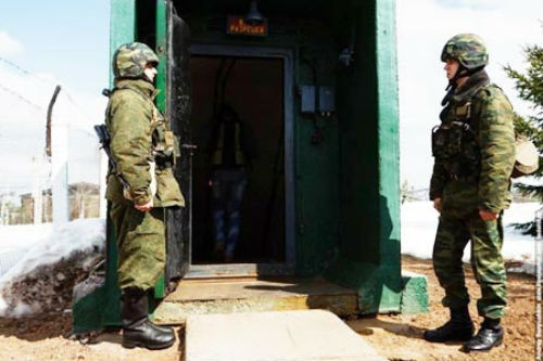 Binh sĩ đặc nhiệm canh gác một trong những cơ sở thực nghiệm tâm linh siêu mật.